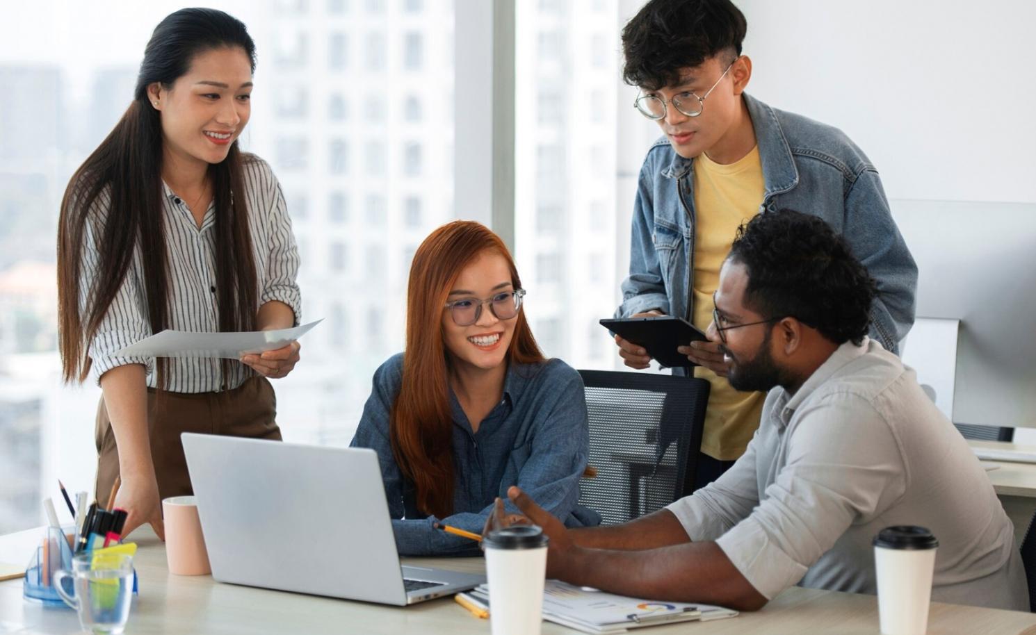 Sessão de formação em literacia financeira com participantes a trabalhar em exercícios práticos